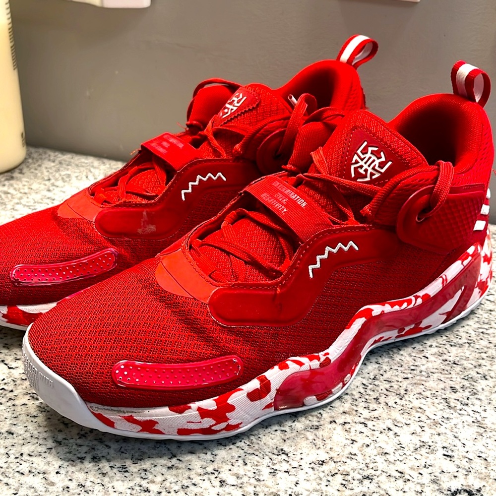 Addias Issue 3 Basketball Shoes EUC
